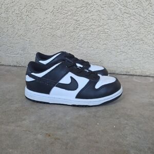 Nike Toddler Low Top Dunk sneakers 
Size 10c
White Black